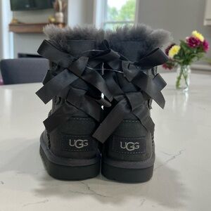 Toddler girl UGG boots. GREY Bailey bow. Toddler size 7c. Never worn.